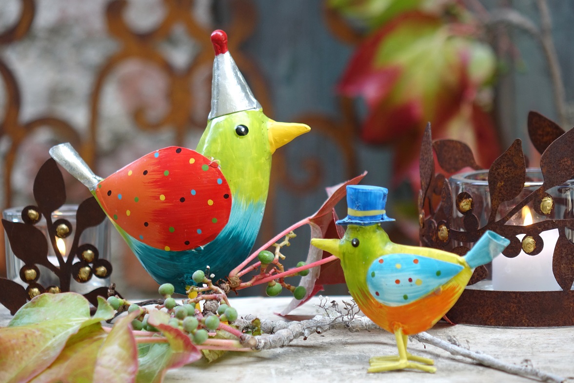 Farbenprächtige Metall Vögel und warme Edelrost Accessoires